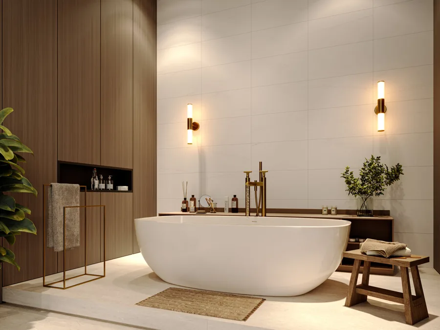 Baño con tina exenta y muro de porcelanato claro