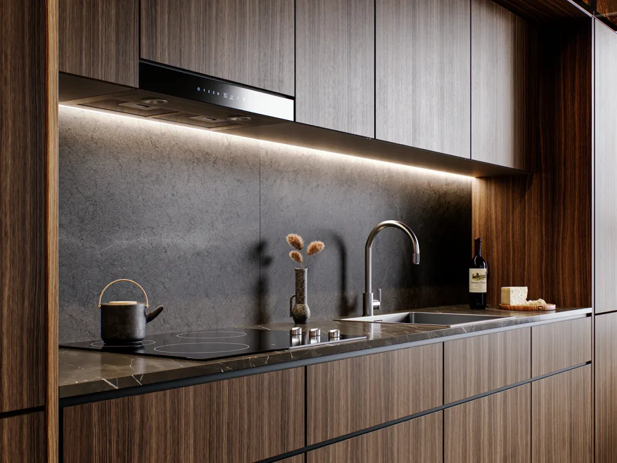 Cocina con cubierta y muro en piedra oscura y gabinetes de madera